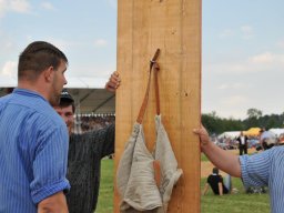 Maurer Reto Schwingerhosen an die Wand